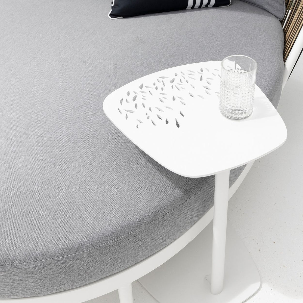 Round Outdoor Table Styling Ideas for Every Season | Daydream Leisure Furniture Round Outdoor Table Styling Ideas for Every Season | Daydream Leisure Furniture