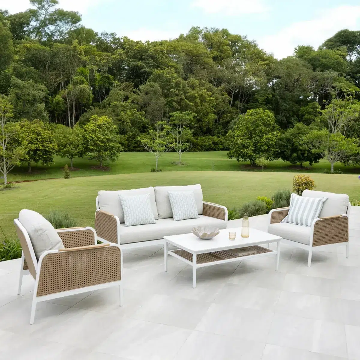 4 Daybeds Outdoor: How to Style a Winter Reading Nook You Will Actually Use | Daydream Leisure Furniture